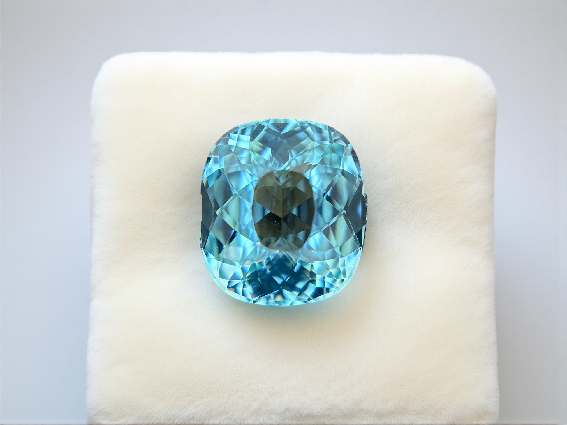 27.29 CT NEON BLUE NATURAL PARAIBA FINE QUALITY