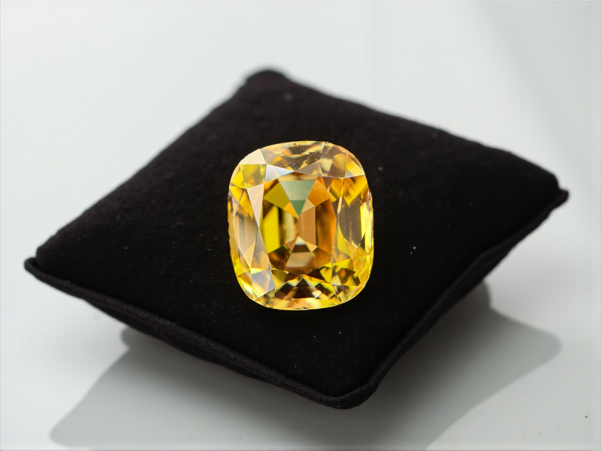 8.57 CT NATURAL TANZANITE WITH INTENSE YELLOW COLOR