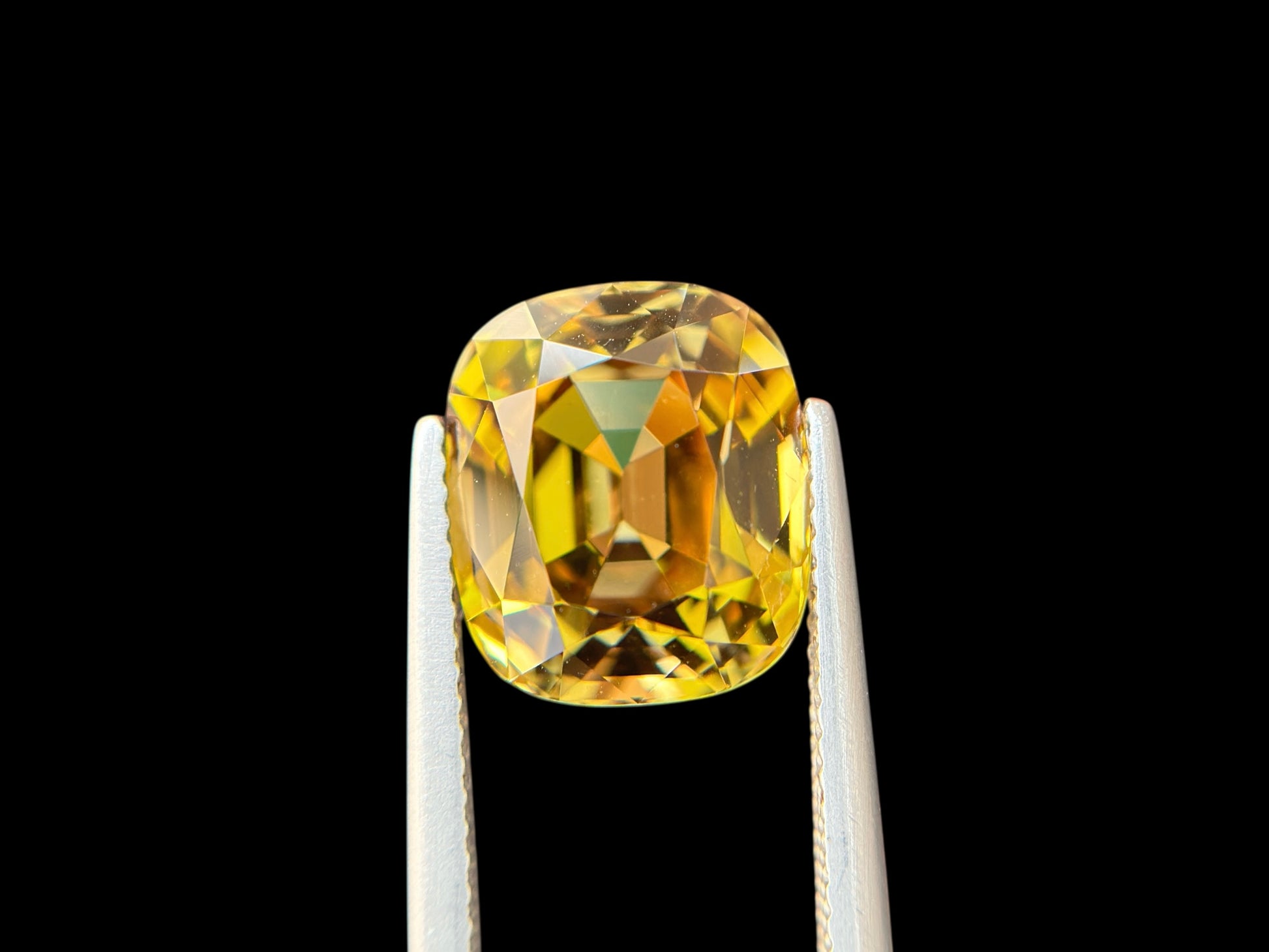 8.57 CT NATURAL TANZANITE WITH INTENSE YELLOW COLOR