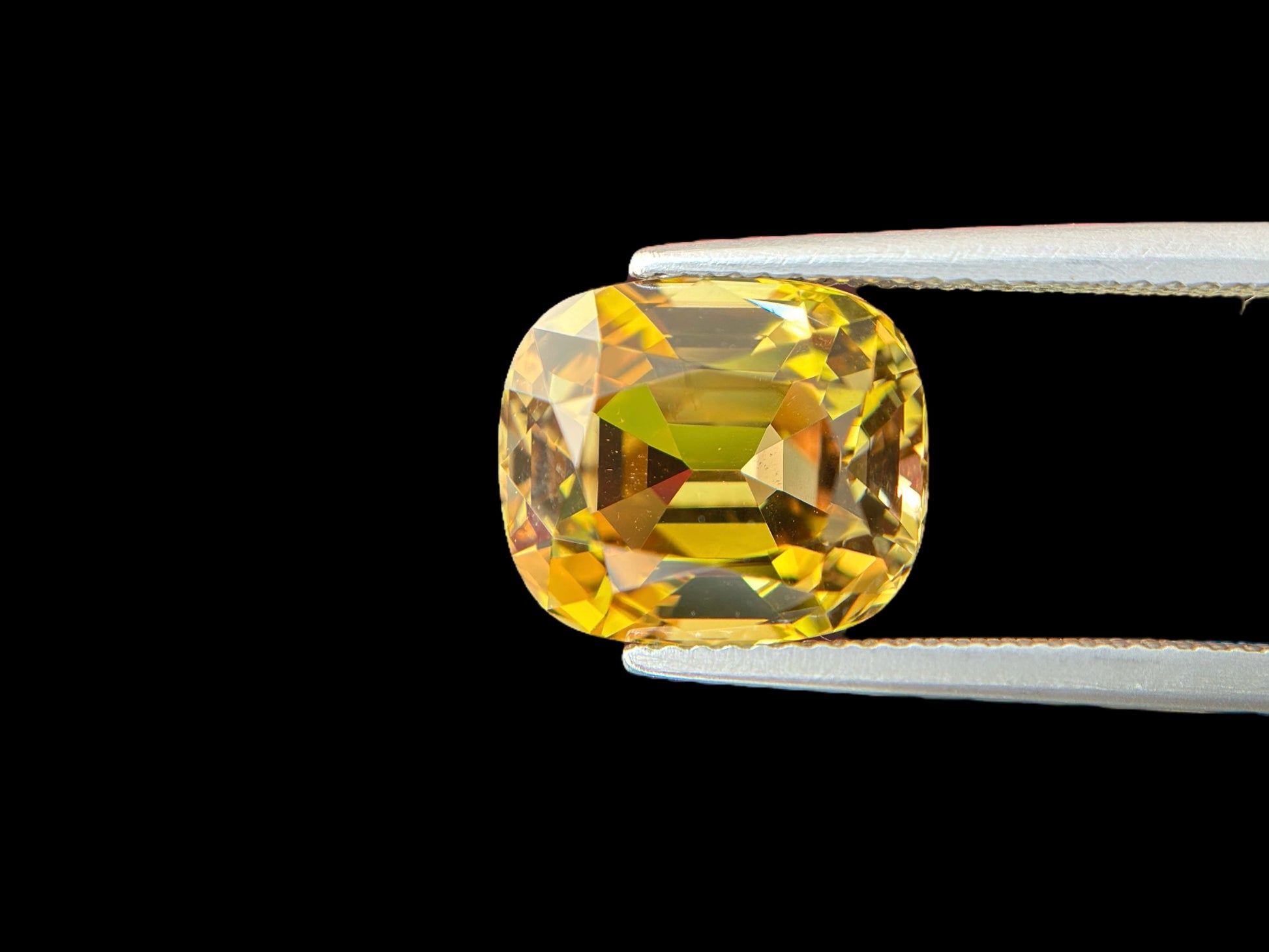 8.57 CT NATURAL TANZANITE WITH INTENSE YELLOW COLOR