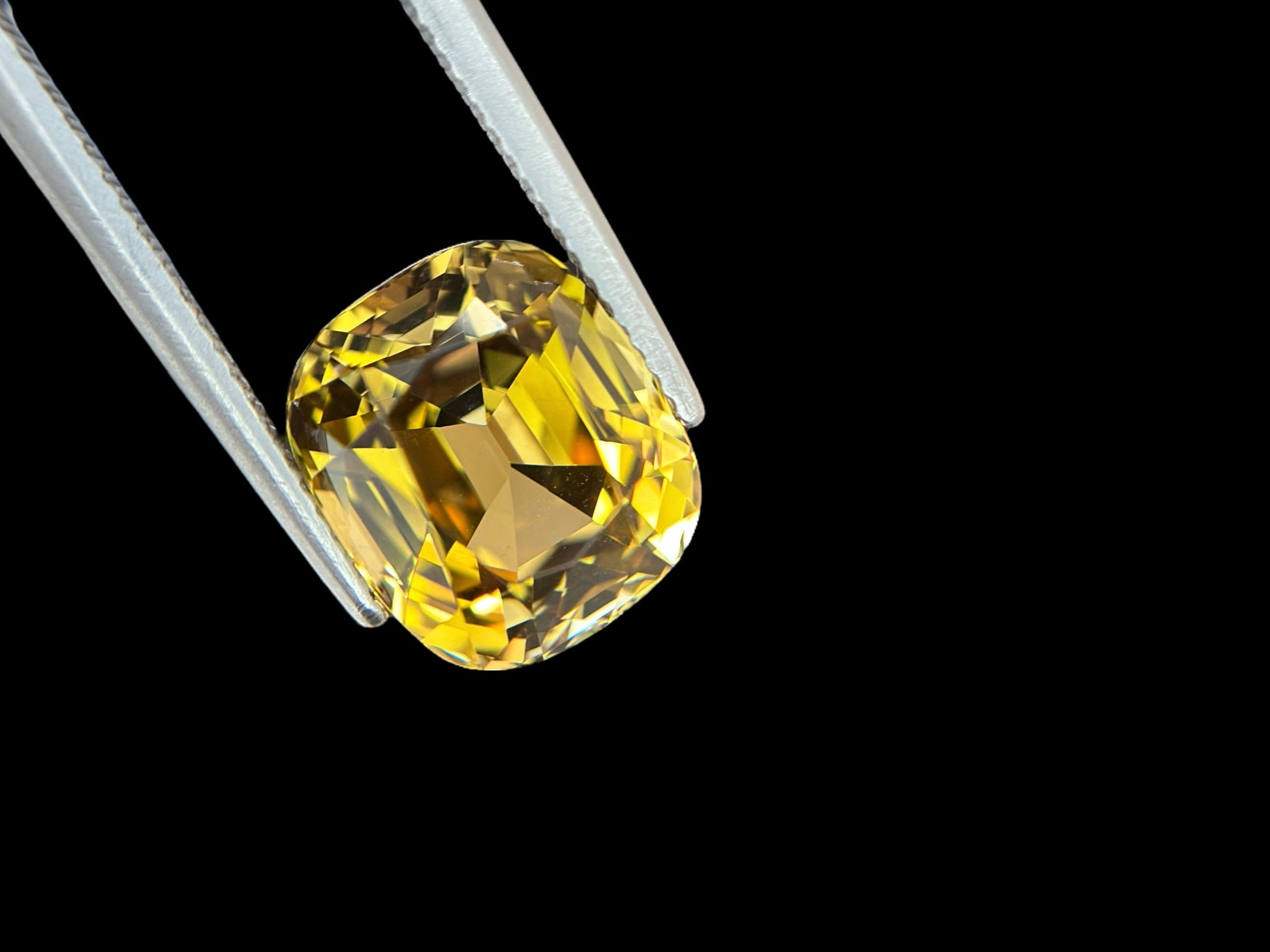 8.57 CT NATURAL TANZANITE WITH INTENSE YELLOW COLOR