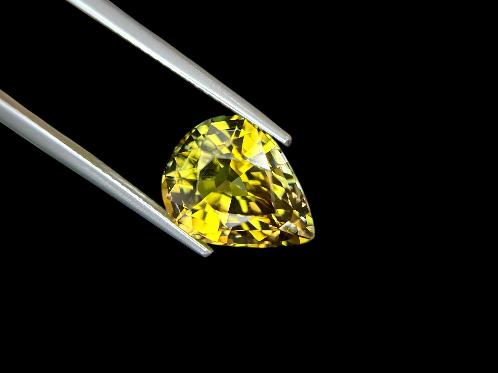 6.28 CT NATURAL TANZANITE WITH INTENSE YELLOW COLOR