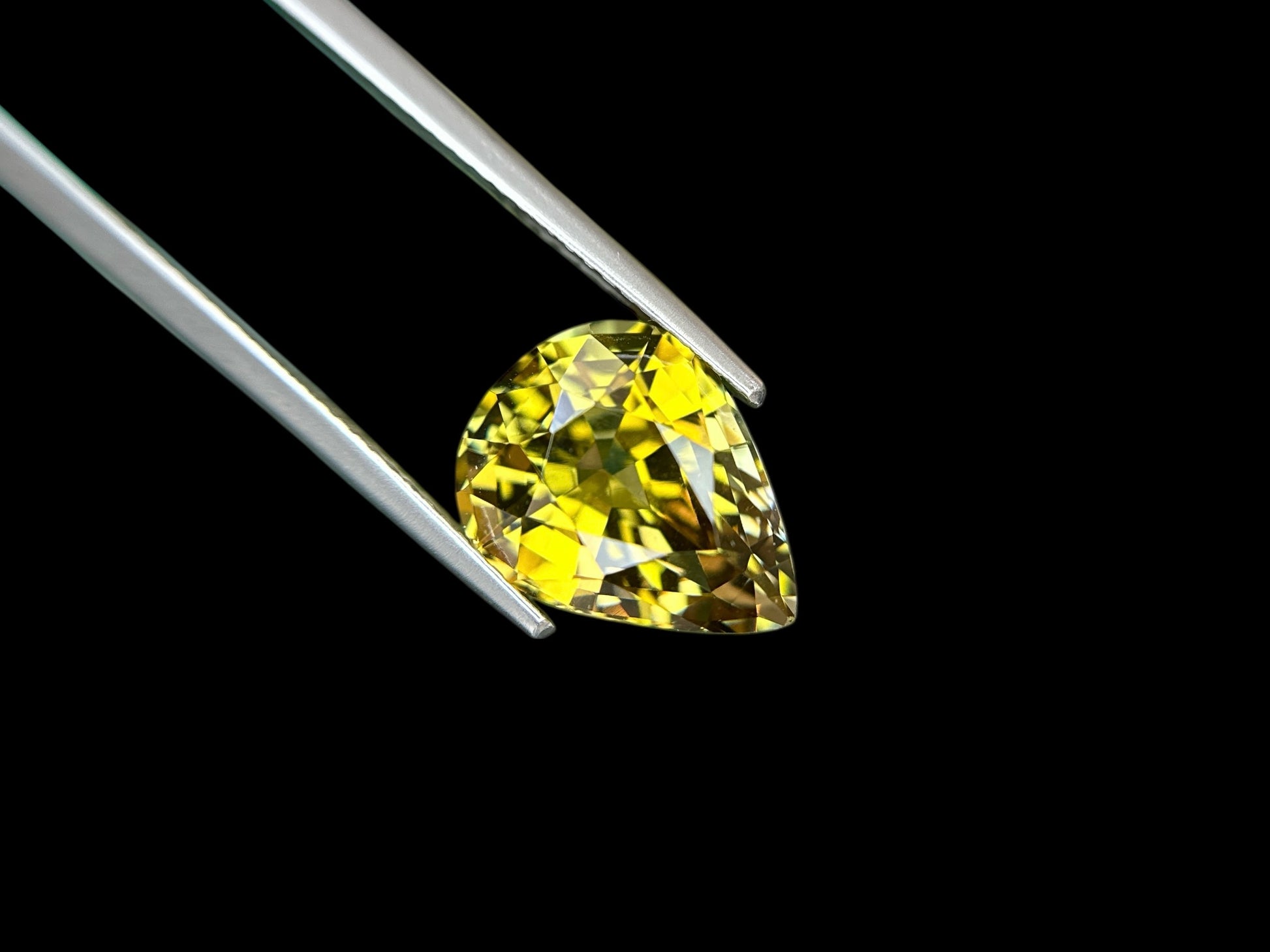 6.28 CT NATURAL TANZANITE WITH INTENSE YELLOW COLOR